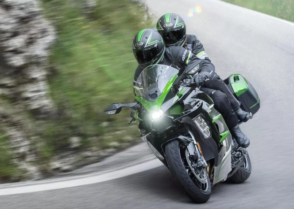 Kawasaki sport tour motor in de bocht