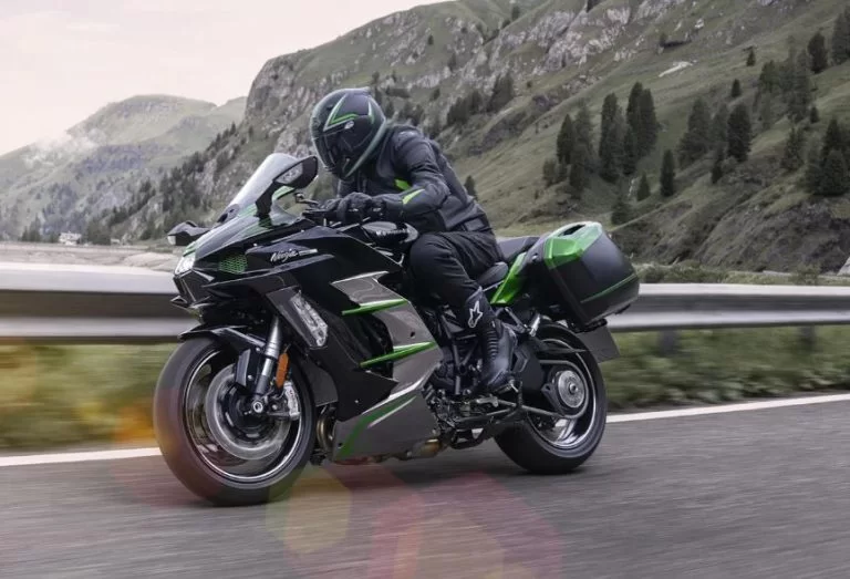 Kawasaki motor op de weg met bergen op de achtergrond