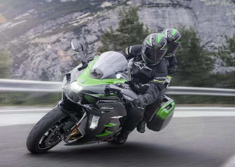 Kawasaki sport tour motor in de bocht