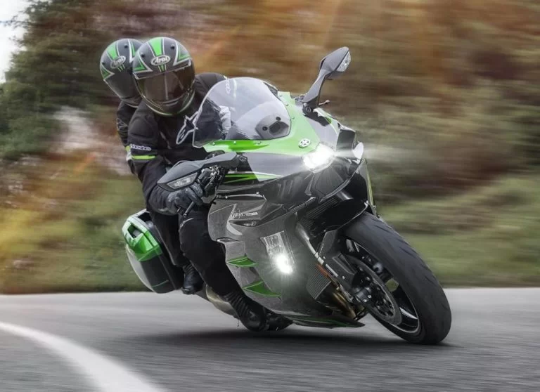 Kawasaki sport tour motor in de bocht