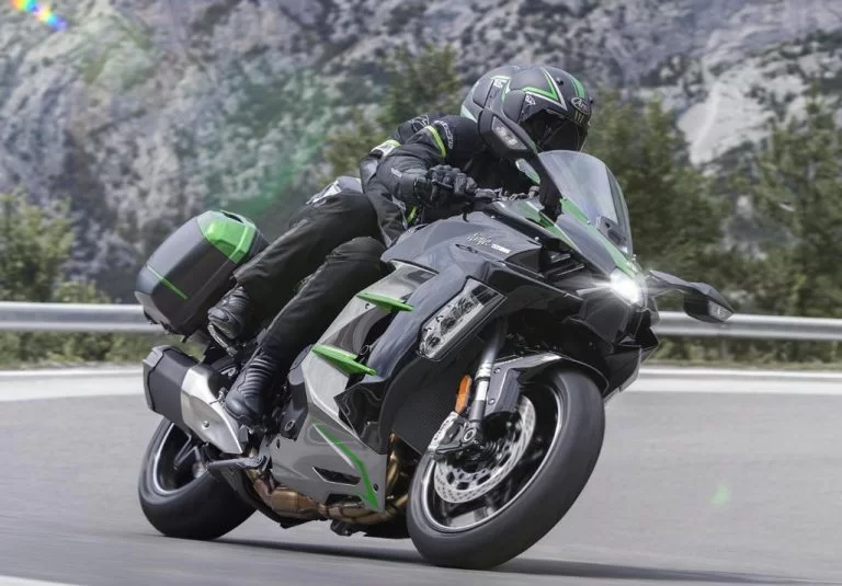 Kawasaki sport tour motor met bergen op de achtergrond