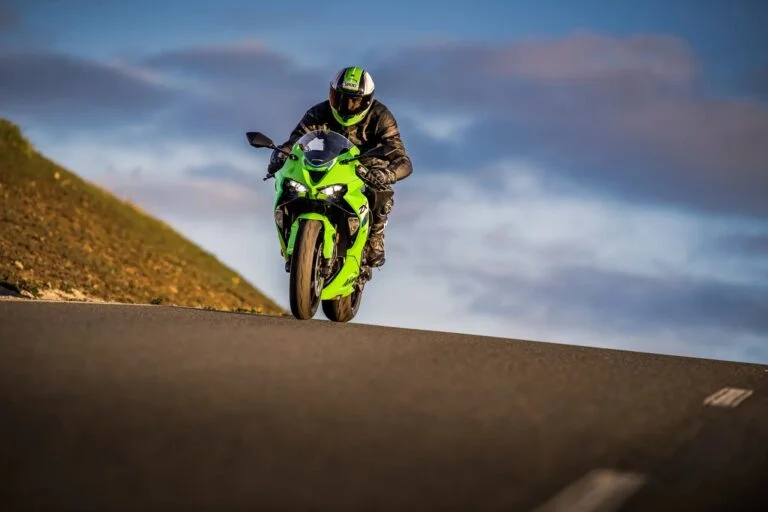 Kawasaki Ninja ZX-6R 2027 actiebeeld