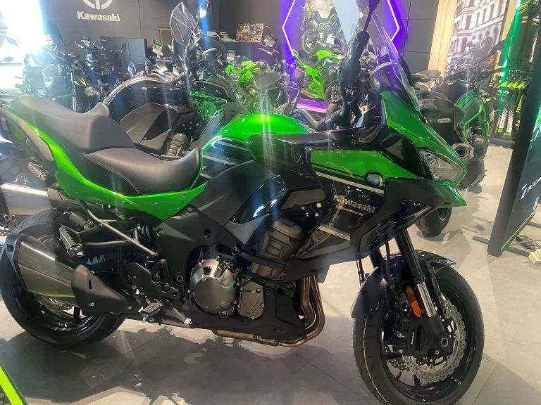 toermotoren blog foto van showroom model kawasaki versys 1000