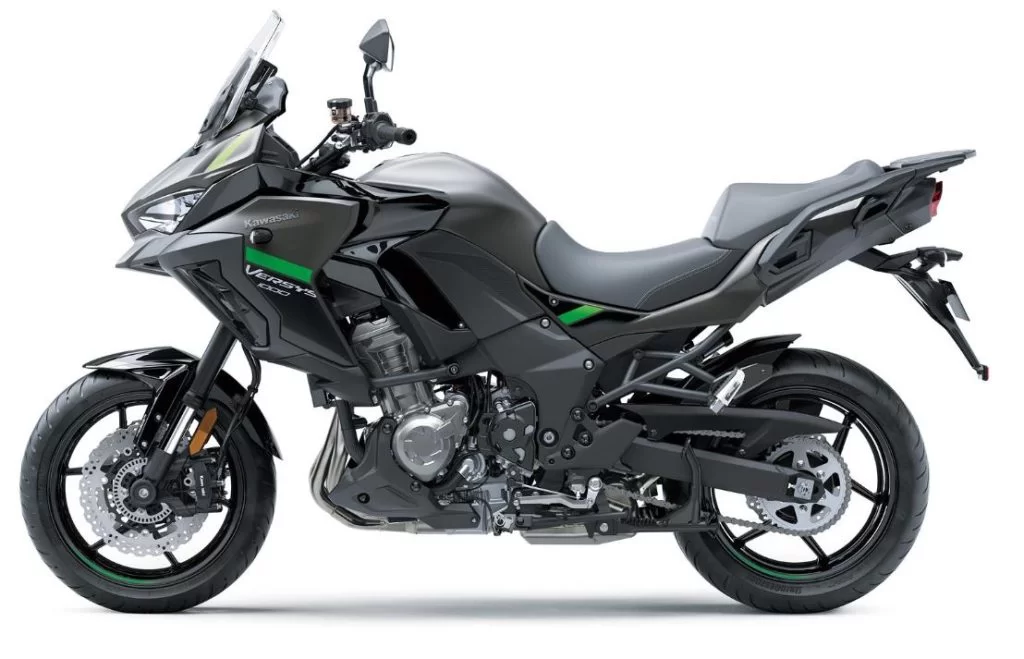 Kawasaki tourmotor in witte studio