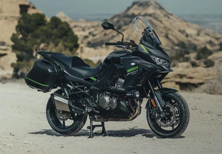 Kawasaki tourmotor geparkeerd met bergen op achtergrond