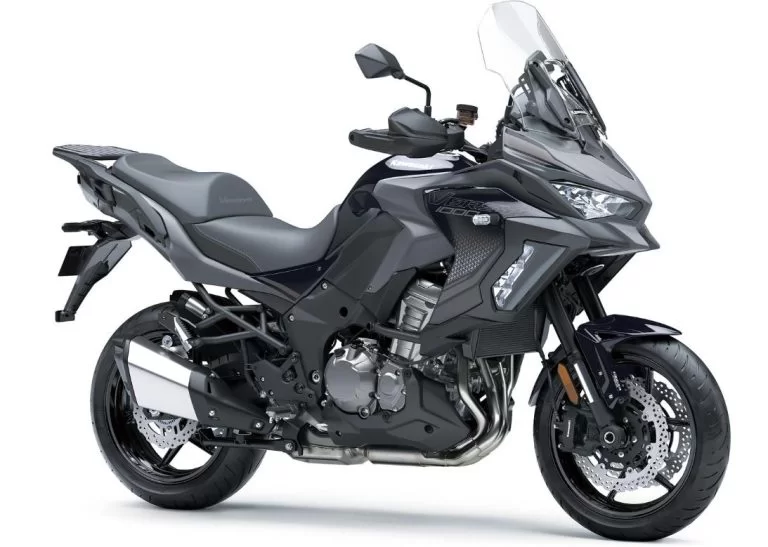 Kawasaki tourmotor in witte studio