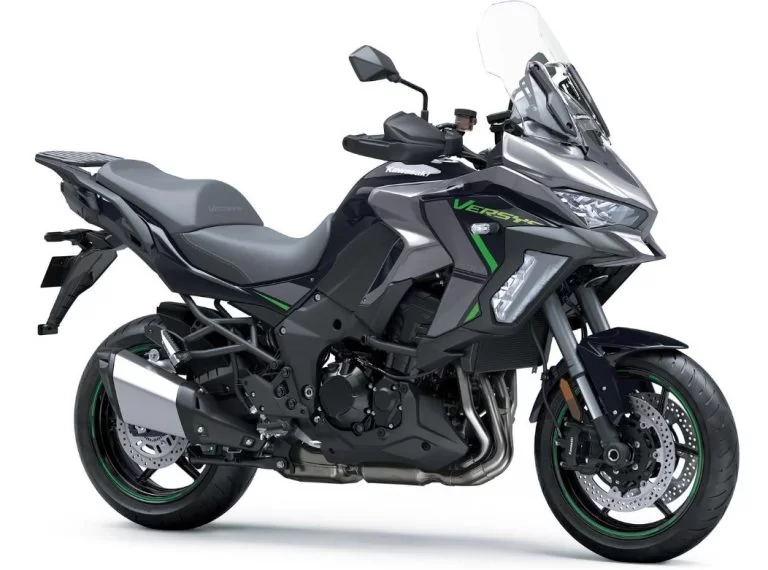 Versys motor in een witte studio.