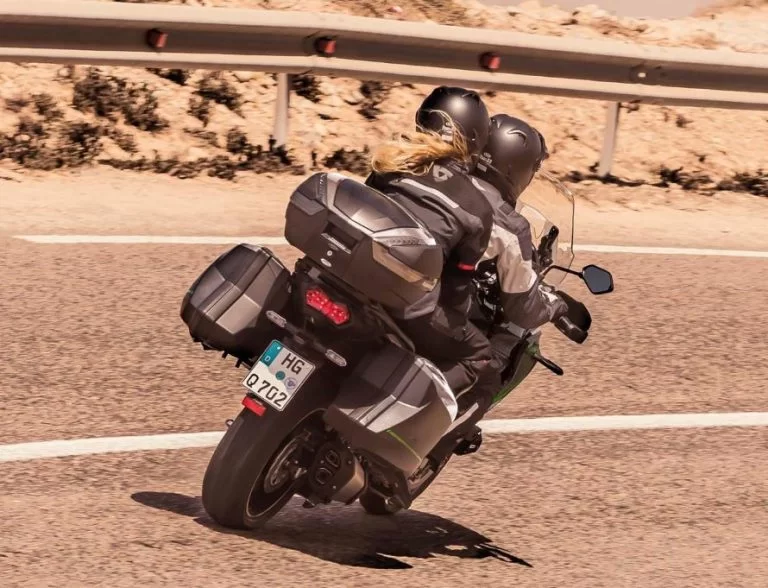 Kawasaki tourmotor op de weg