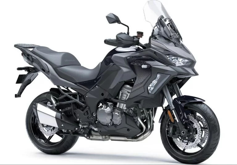 Kawasaki tourmotor in witte studio