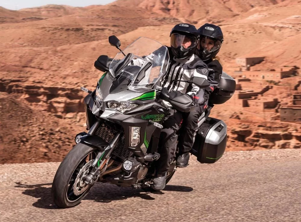 Versys 1000 SE op de weg met rijder en passagier