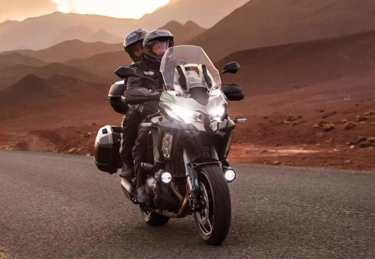 Kawasaki motor op de weg met bergen op de achtergrond