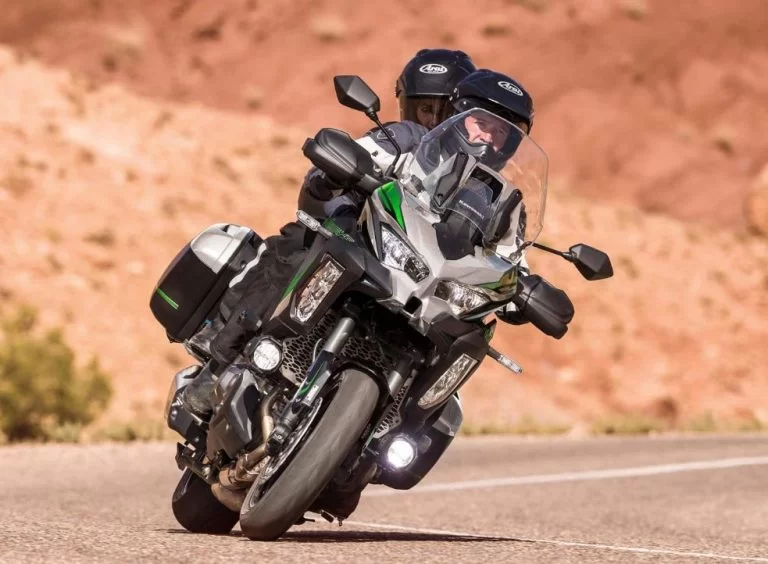 Kawasaki tourmotor met bergen op de achtergrond