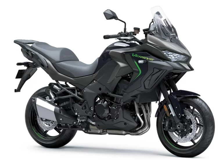 Versys 1100 in een witte studio.