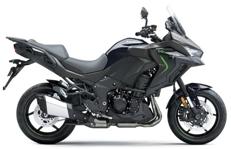 Versys 1100 in een witte studio.