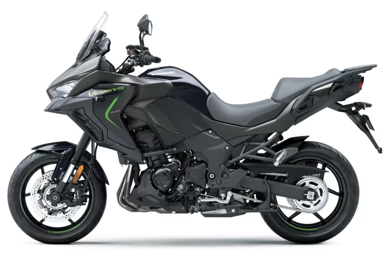 Versys 1100 in een witte studio.