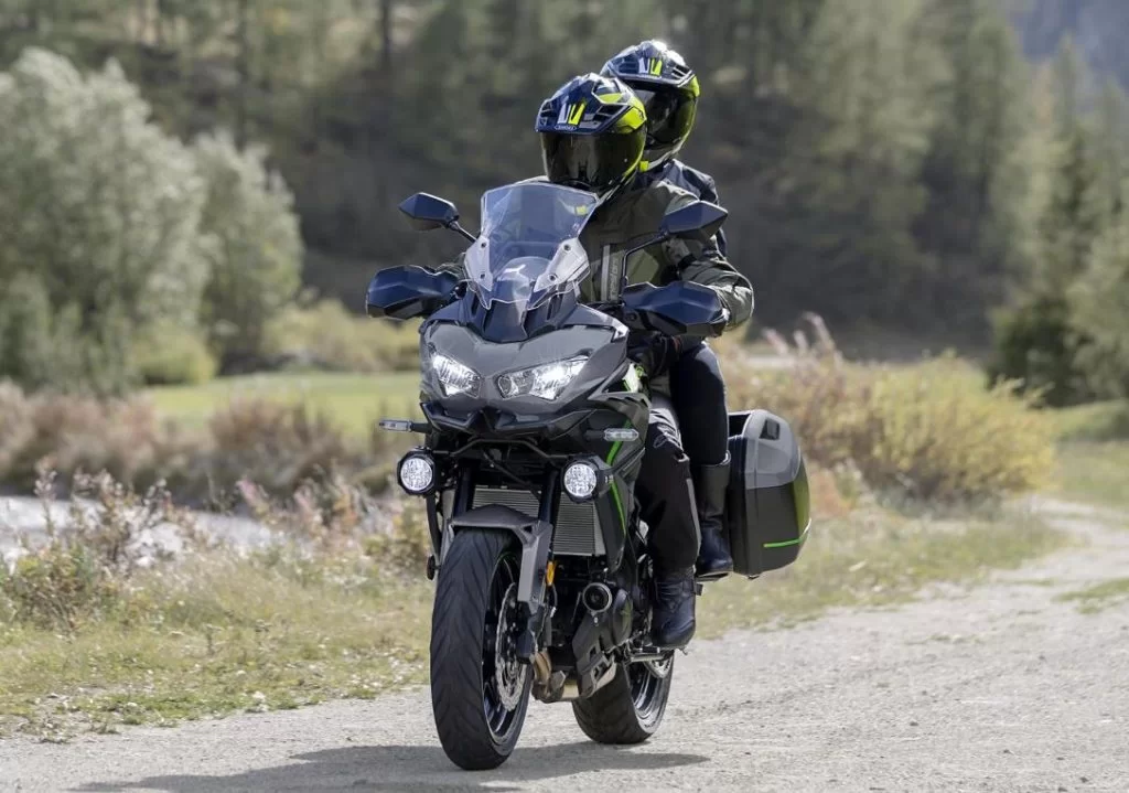 Kawasaki motor rijdend over straat.