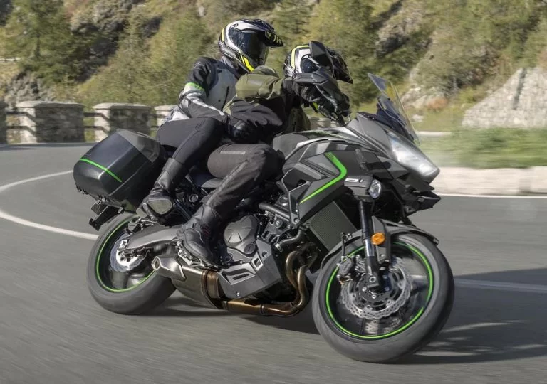 Kawasaki motor rijdend over straat.