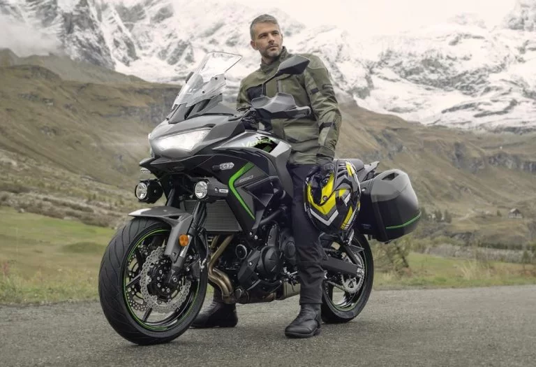 Kawasaki motor stilstaand op de weg.