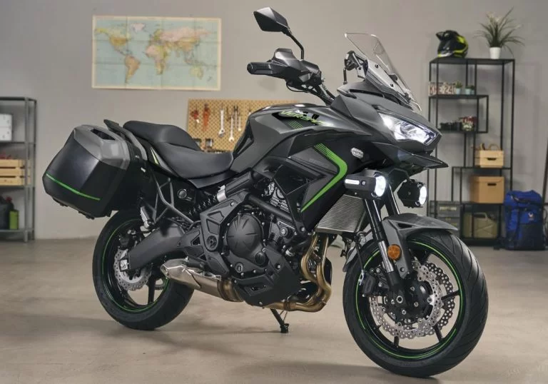 Versys 650 in de garage.