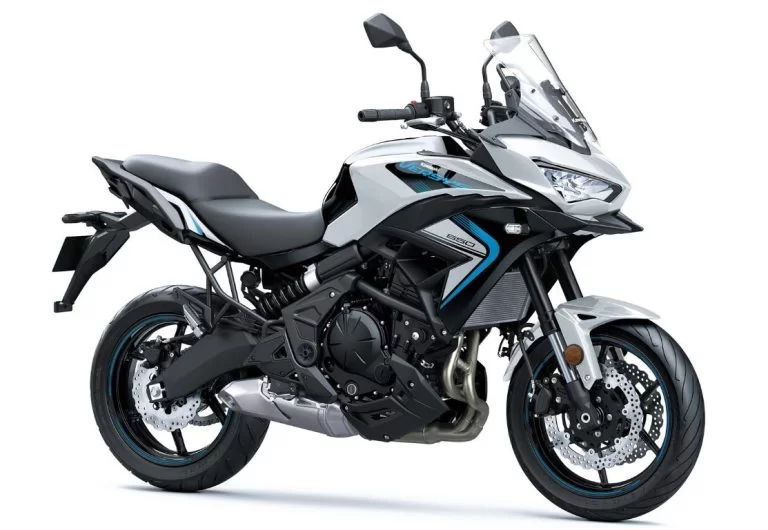 Versys 650 in een witte studio.