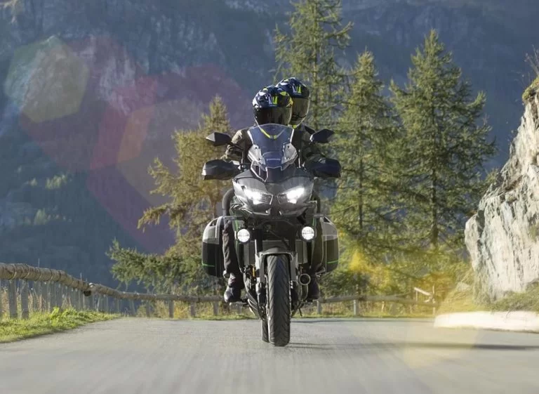 Kawasaki Versys rijdend over straat.