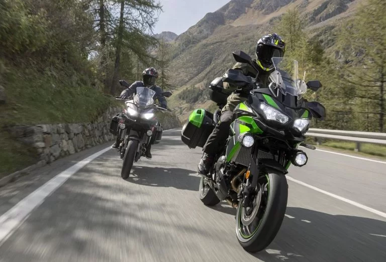 2 kawasaki's met bergen op de achtergrond