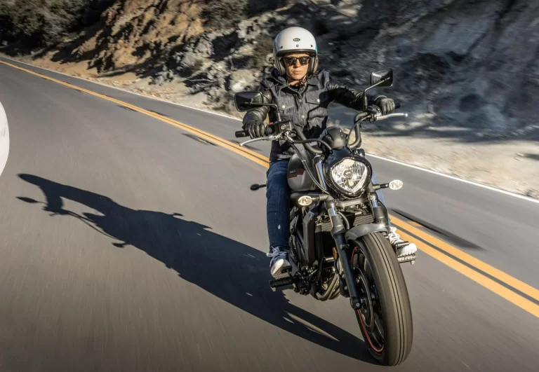 Kawasaki cruiser motor rijdend over straat.