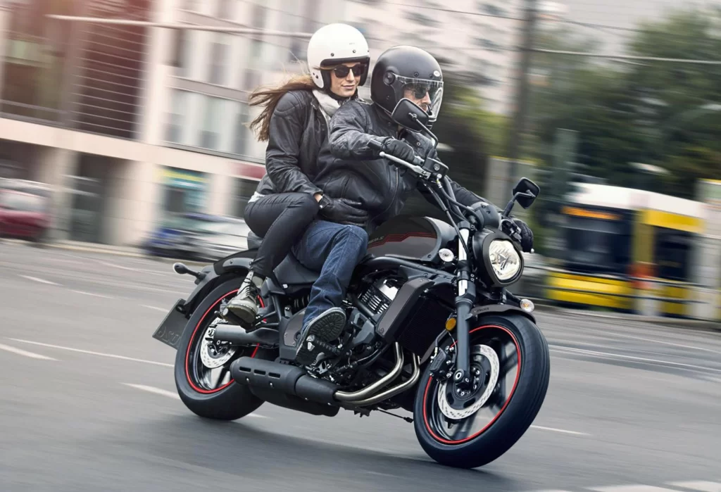 Kawasaki cruiser motor rijdend over straat.