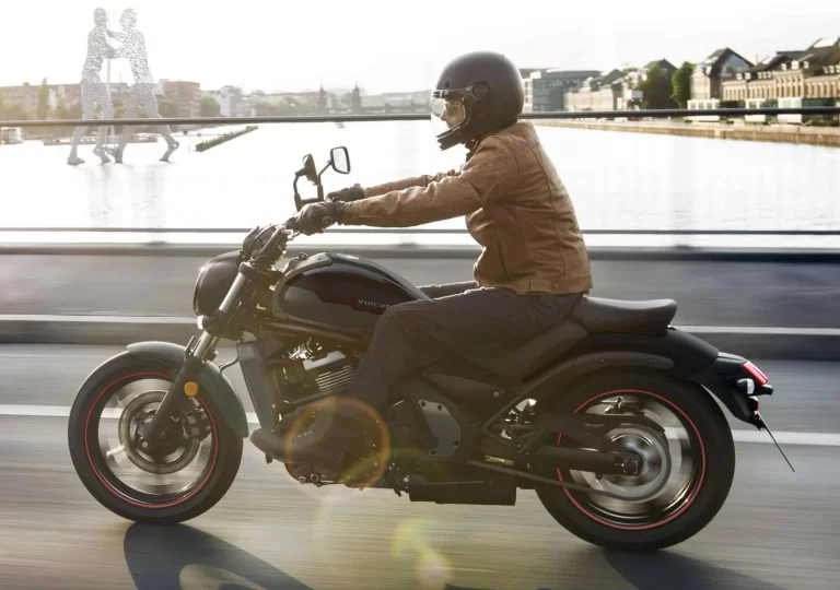 Kawasaki cruiser motor rijdend over straat.