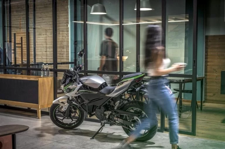 Z e-1 stilstaand tussen gebouwen