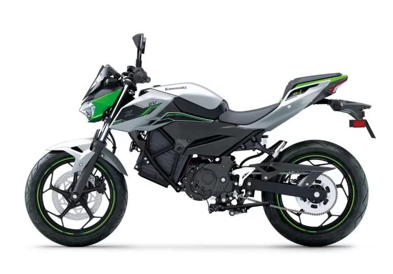 elektrische kawasaki in witte studio