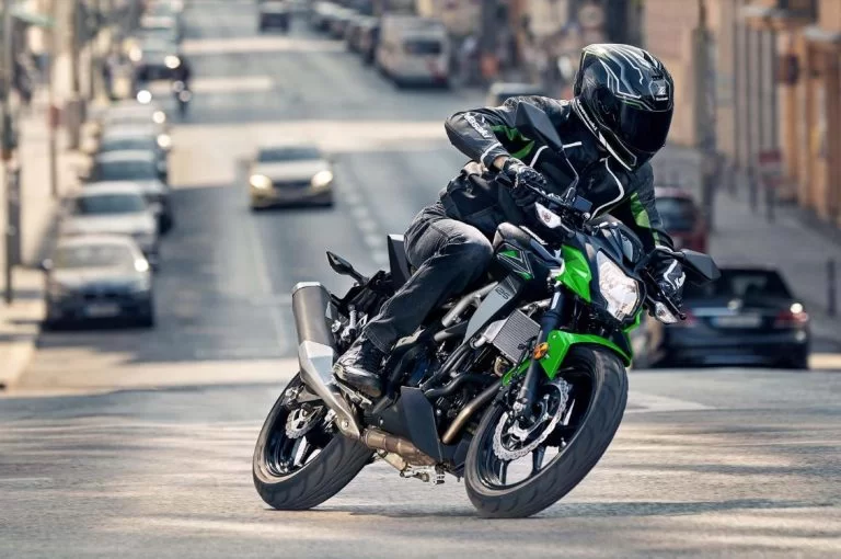 Kawasaki motor rijdend op straat