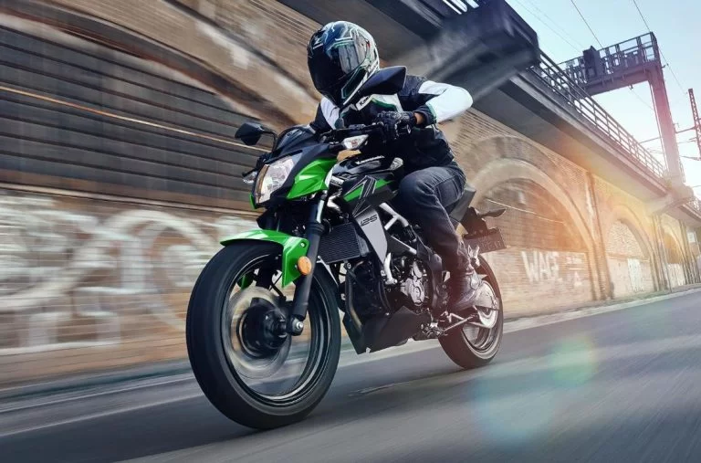 Z125 rijdend op straat