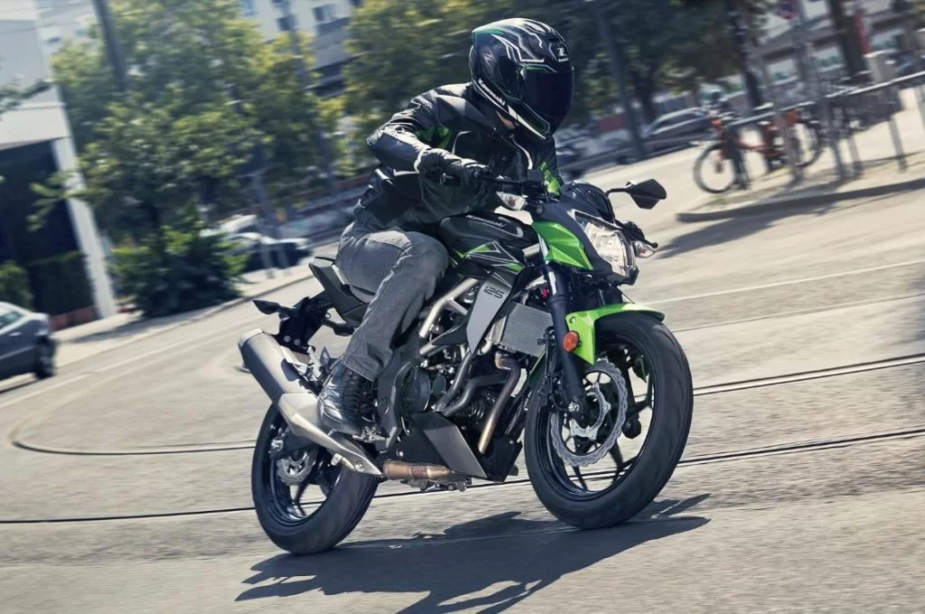 Kawasaki naked bike in de bocht