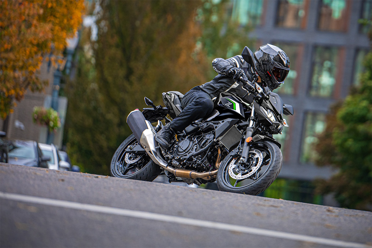 Kawasaki Z500 in actie als motor die geschikt is voor rijbewijs A2
