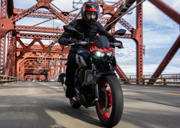 Kawasaki naked bike rijdend over straat.