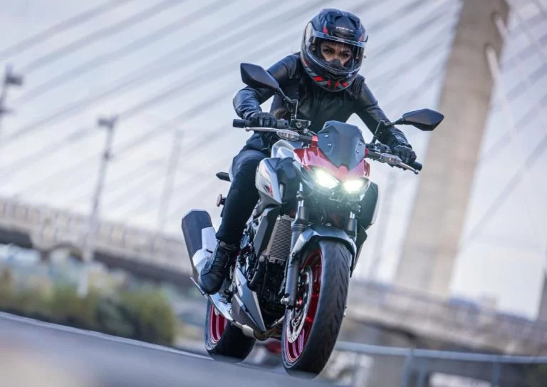 Kawasaki naked bike rijdend over straat.