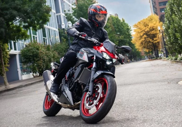 Kawasaki naked bike rijdend over straat.