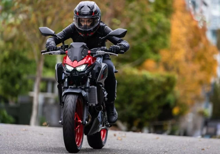 Kawasaki naked bike rijdend over straat.