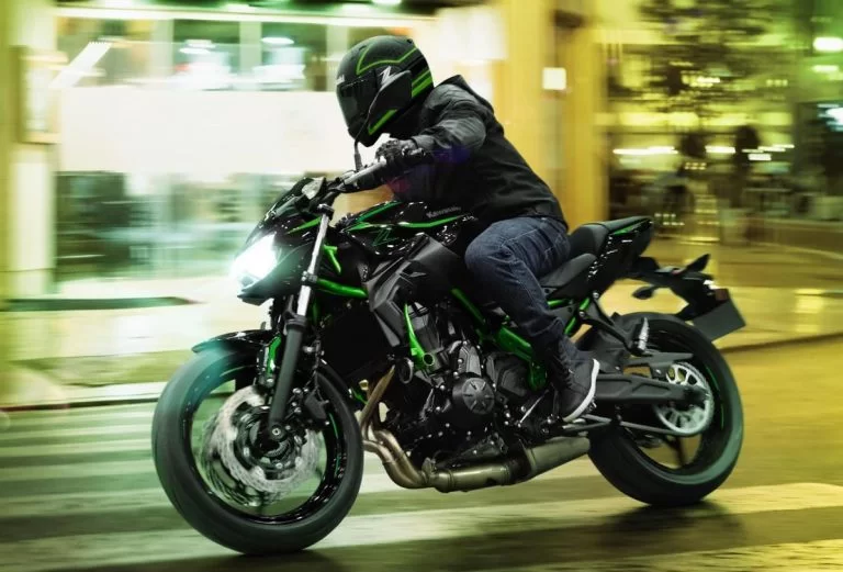 Kawasaki naked bike rijdend over asfalt.