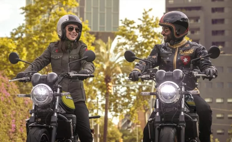 Z650 RS met rijders.