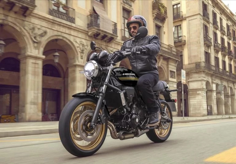 Z650 RS rijdend over straat.