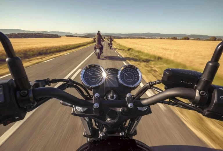 Z650 RS rijdend over straat.