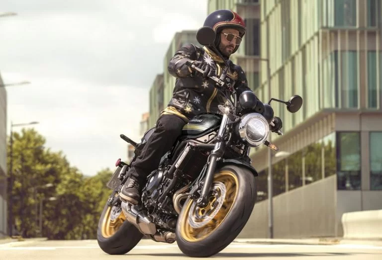 Z650 RS rijdend over straat.