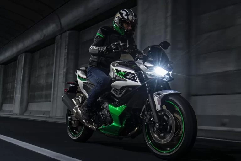 elektrische kawasaki rijdende