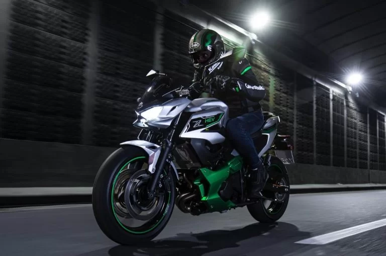 kawasaki hybrid rijdend op de straat