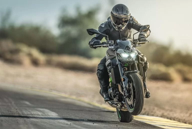 Z900 rijdend over het circuit