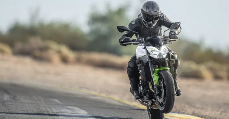 Kawasaki Z900 2027 in actie zonder vervorming