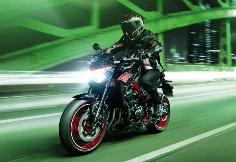 kawasaki z900 rijdend op de weg