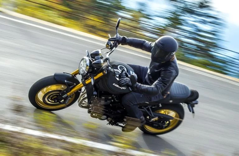 Z900 RS SE rijdend over straat.